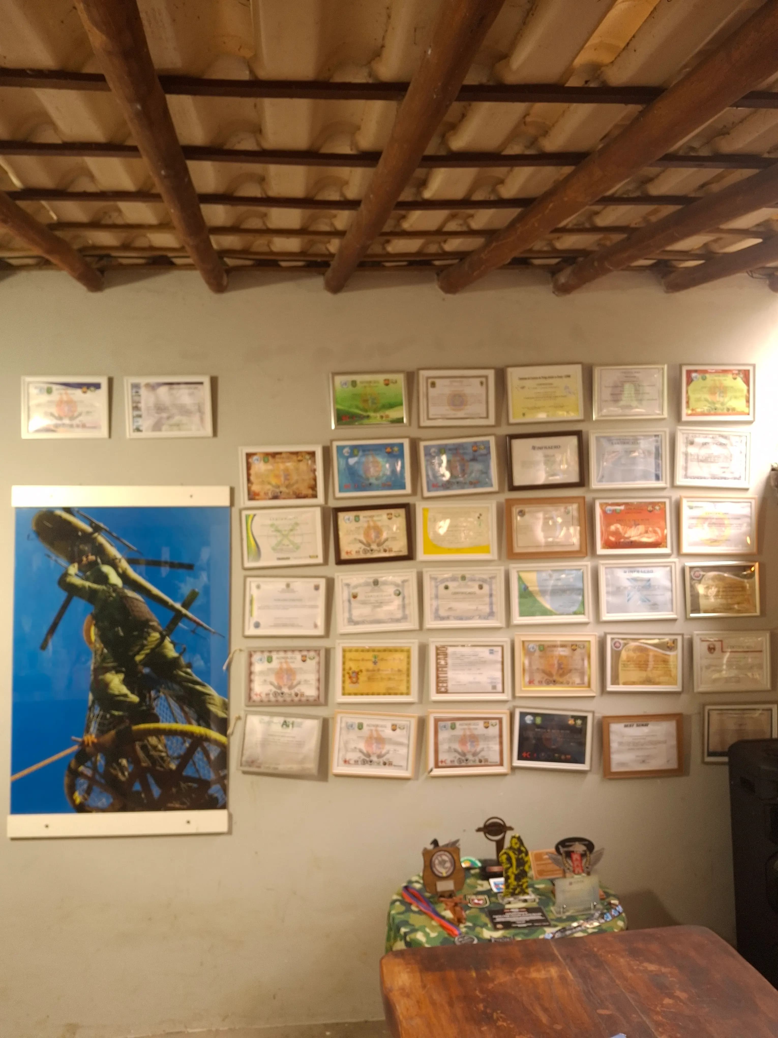 Certificados e medalhas de sobrevivência e treino do instrutor