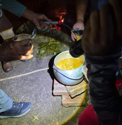 Preparo de refeição e fogo na imersão de sobrevivência